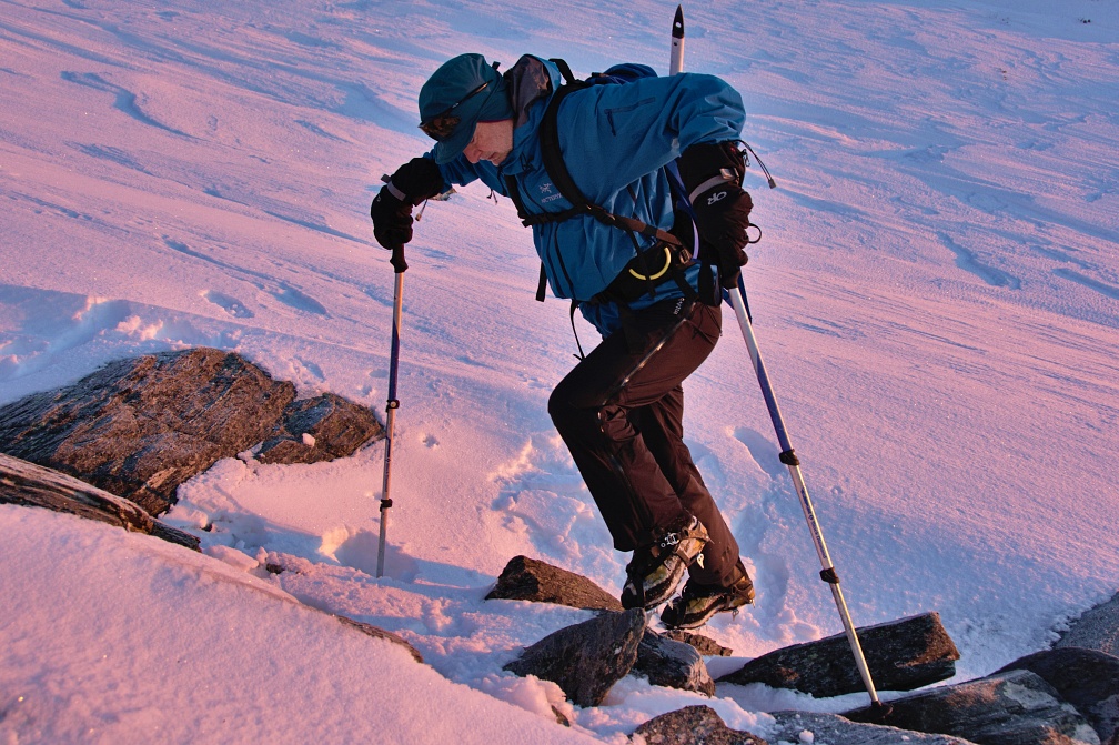 Instruction about crampons on rocks