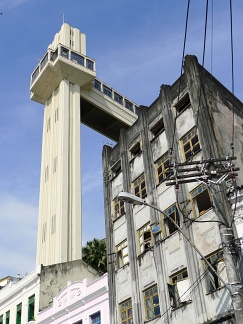 Elevator Lacerda and derelict building