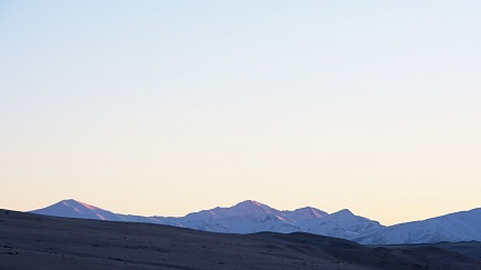 Cloudless dawn over Kakanui Mountains